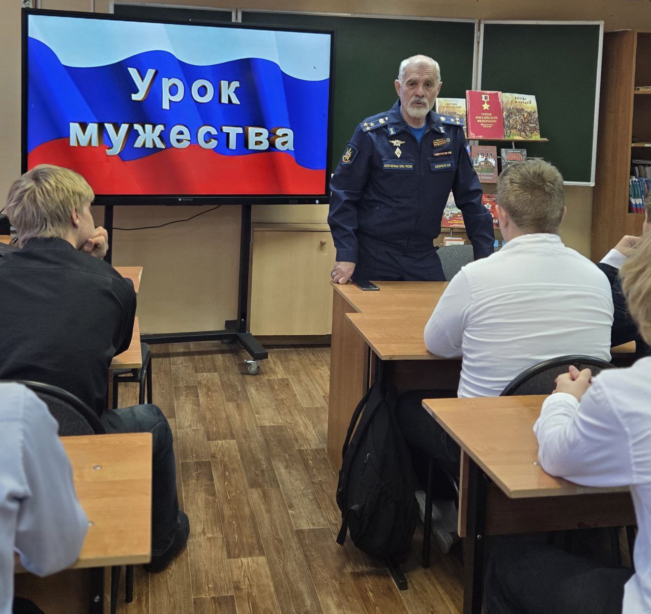УРОК МУЖЕСТВА. 31 октября прошла встреча обучающихся 10 а класса МБОУ СОШ N 1 с гвардии полковником, ветераном вооружённых сил, участником СВО, социальным координатором фонда "Защитники Отечества" - Шевяковым Вячеславом...