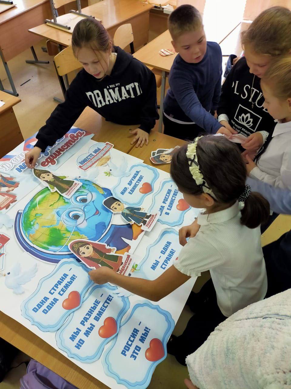 В преддверии праздника  Дня народного единства в МБОУ СШ 10 имени С.Н.Воронина (корпус Мещерское) проходили мероприятия, посвященные этой В преддверии праздника  Дня народного единства в МБОУ СШ 10 имени С.Н.Воронина (корпус Мещерское) проходили мероприятия, посвященные этой