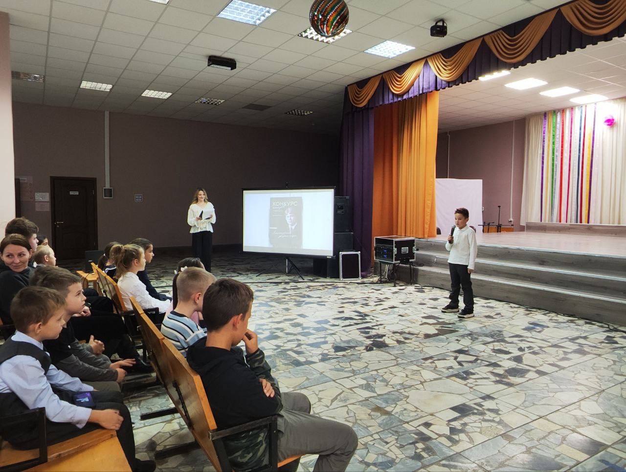 Вчера в Доме культуры «Фортуна» состоялся конкурс чтецов «Наизусть», посвященный Есенинскому празднику поэзии Вчера в Доме культуры «Фортуна» состоялся конкурс чтецов «Наизусть», посвященный Есенинскому празднику поэзии