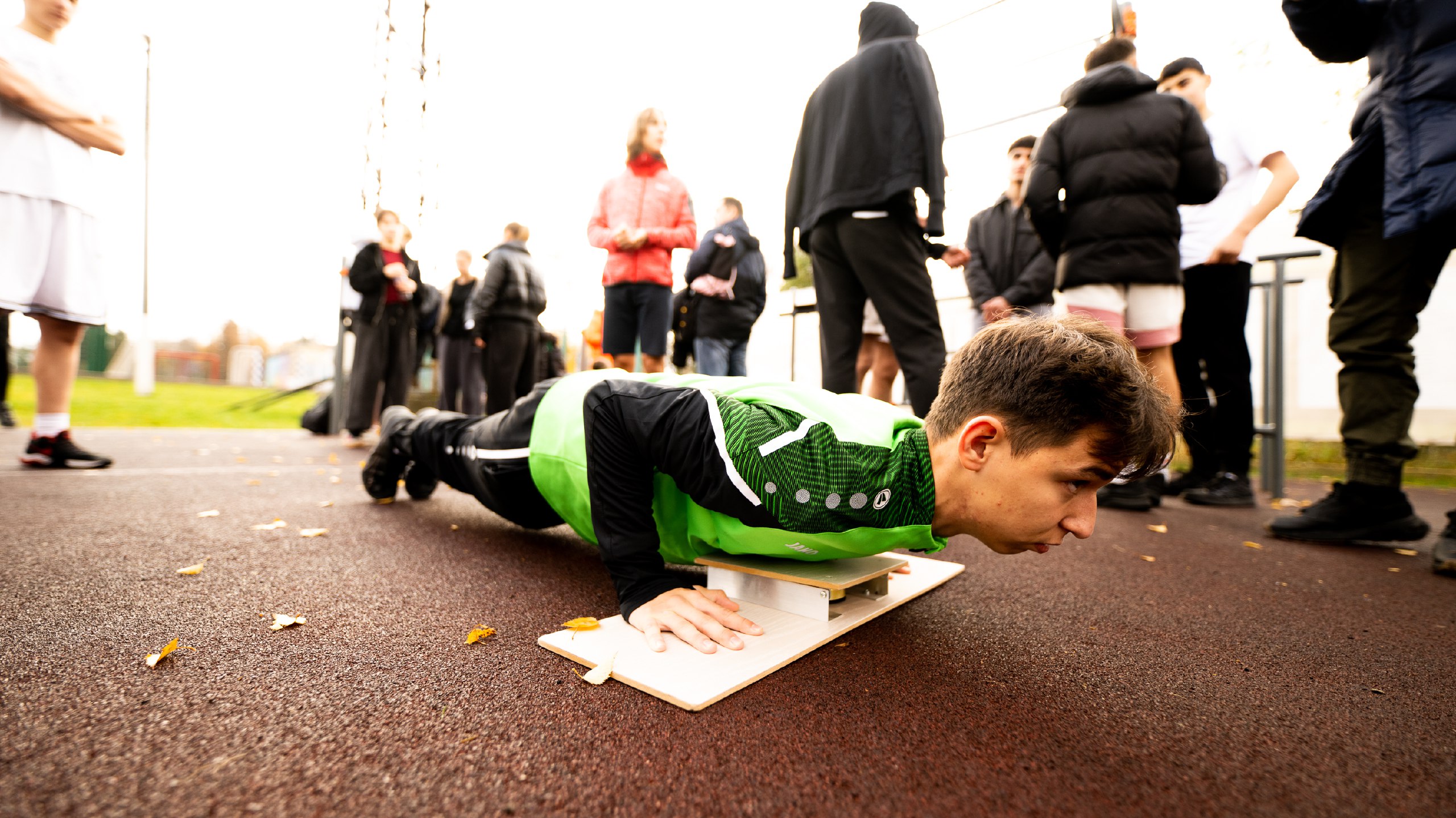 Более 50-ти учащихся старших классов выполнили нормы ГТО на стадионе "Электрон" в Люберцах Более 50-ти учащихся старших классов выполнили нормы ГТО на стадионе "Электрон" в Люберцах