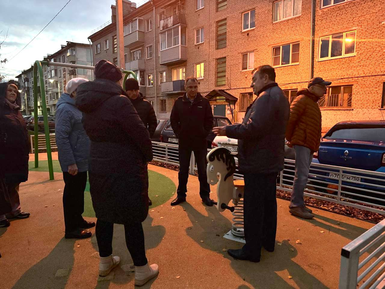 Сотрудники администрации Сергиево-Посадского округа обсудили с жителями модернизацию детских игровых зон Сотрудники администрации Сергиево-Посадского округа обсудили с жителями модернизацию детских игровых зон