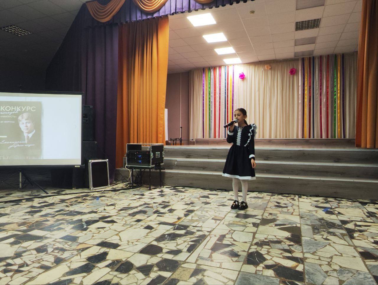 Вчера в Доме культуры «Фортуна» состоялся конкурс чтецов «Наизусть», посвященный Есенинскому празднику поэзии Вчера в Доме культуры «Фортуна» состоялся конкурс чтецов «Наизусть», посвященный Есенинскому празднику поэзии