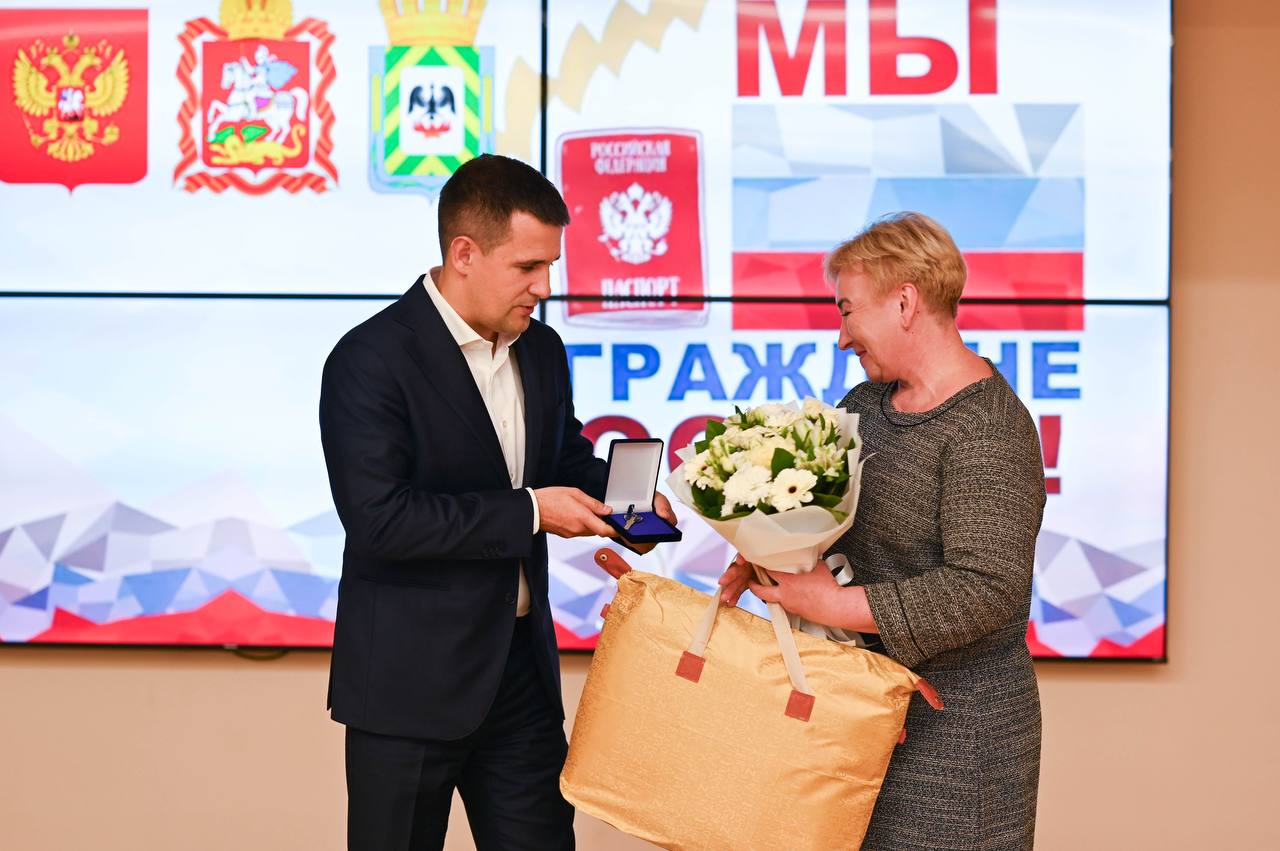 Станислав Каторов: Вручил ключи от квартир еще 3 семьям из Ленинского округа, состоящим на нашем учете в качестве нуждающихся Станислав Каторов: Вручил ключи от квартир еще 3 семьям из Ленинского округа, состоящим на нашем учете в качестве нуждающихся