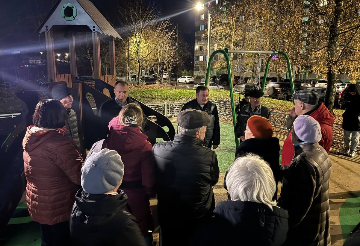 Сотрудники администрации Сергиево-Посадского округа обсудили с жителями модернизацию детских игровых зон Сотрудники администрации Сергиево-Посадского округа обсудили с жителями модернизацию детских игровых зон