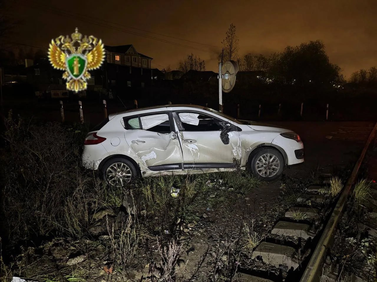 Семилетний ребенок пострадал в результате столкновения автомобиля с тепловозом на железной дороге в Подмосковье, сообщил источник РЕН ТВ Семилетний ребенок пострадал в результате столкновения автомобиля с тепловозом на железной дороге в Подмосковье, сообщил источник РЕН ТВ