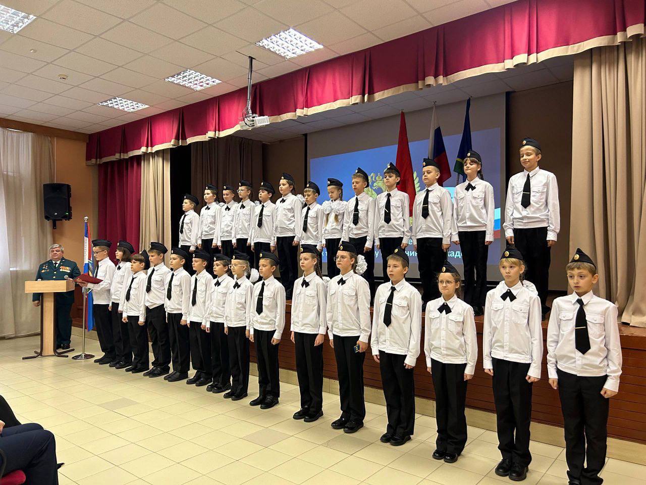 Сегодня в торжественной обстановке девчонкам и мальчишкам 5 «К» класса Гимназии № 2 муниципального округа Чехов было присвоено почетное звание «Предкадет» Сегодня в торжественной обстановке девчонкам и мальчишкам 5 «К» класса Гимназии № 2 муниципального округа Чехов было присвоено почетное звание «Предкадет»