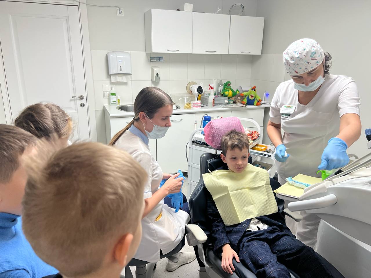 Я СТОМАТОЛОГ. Сегодня наши маленькие исследователи, ученики 2-го класса, отправились в увлекательное путешествие в стоматологию «Сибирь»! Это было не просто экскурсия, а настоящая возможность узнать много нового о здоровье... Я СТОМАТОЛОГ. Сегодня наши маленькие исследователи, ученики 2-го класса, отправились в увлекательное путешествие в стоматологию «Сибирь»! Это было не просто экскурсия, а настоящая возможность узнать много нового о здоровье...
