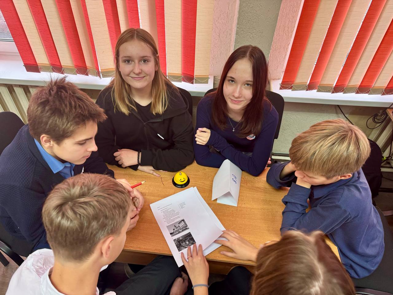 30 октября в МБОУ СОШ 1 м.о. Чехов прошла викторина, посвященная празднику Дню народного единства, среди команд 8 классов и активистов движения "Первых" 30 октября в МБОУ СОШ 1 м.о. Чехов прошла викторина, посвященная празднику Дню народного единства, среди команд 8 классов и активистов движения "Первых"