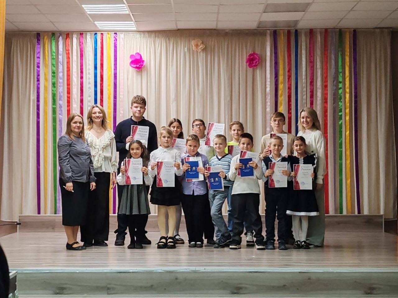 Вчера в Доме культуры «Фортуна» состоялся конкурс чтецов «Наизусть», посвященный Есенинскому празднику поэзии