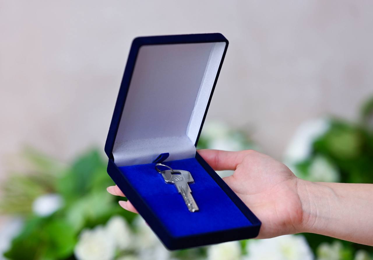 Станислав Каторов: Вручил ключи от квартир еще 3 семьям из Ленинского округа, состоящим на нашем учете в качестве нуждающихся Станислав Каторов: Вручил ключи от квартир еще 3 семьям из Ленинского округа, состоящим на нашем учете в качестве нуждающихся