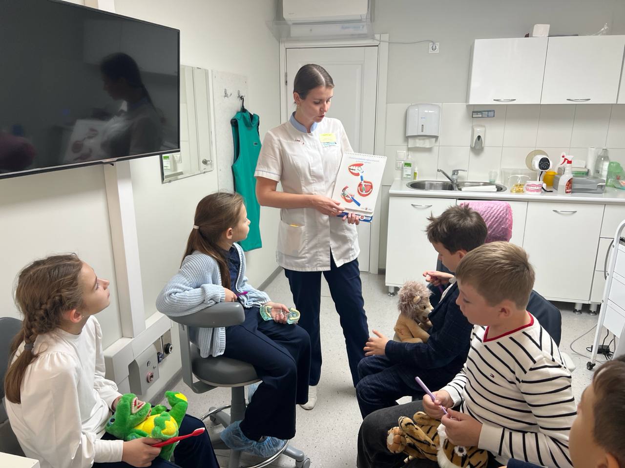 Я СТОМАТОЛОГ. Сегодня наши маленькие исследователи, ученики 2-го класса, отправились в увлекательное путешествие в стоматологию «Сибирь»! Это было не просто экскурсия, а настоящая возможность узнать много нового о здоровье... Я СТОМАТОЛОГ. Сегодня наши маленькие исследователи, ученики 2-го класса, отправились в увлекательное путешествие в стоматологию «Сибирь»! Это было не просто экскурсия, а настоящая возможность узнать много нового о здоровье...