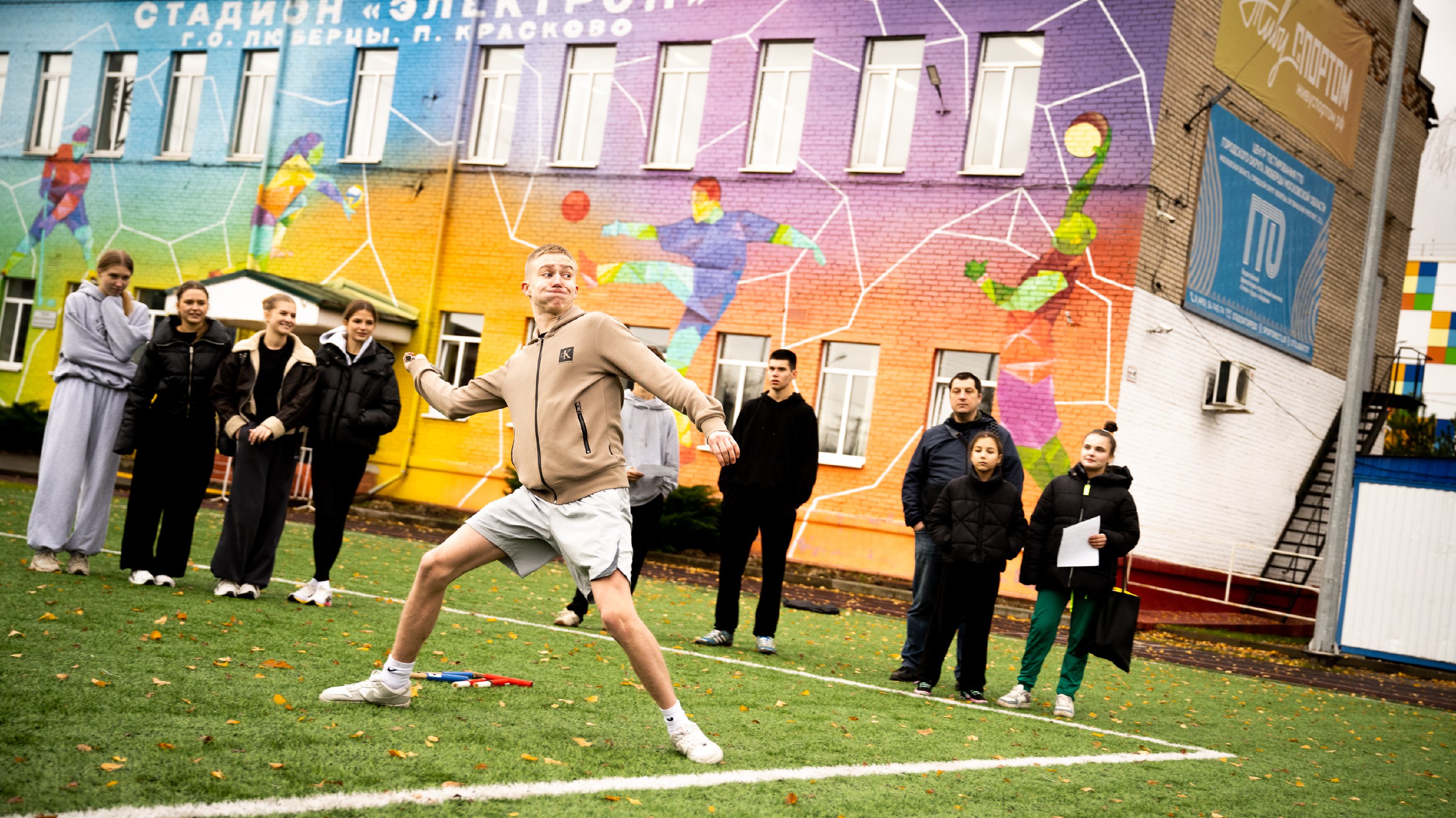 Более 50-ти учащихся старших классов выполнили нормы ГТО на стадионе "Электрон" в Люберцах Более 50-ти учащихся старших классов выполнили нормы ГТО на стадионе "Электрон" в Люберцах