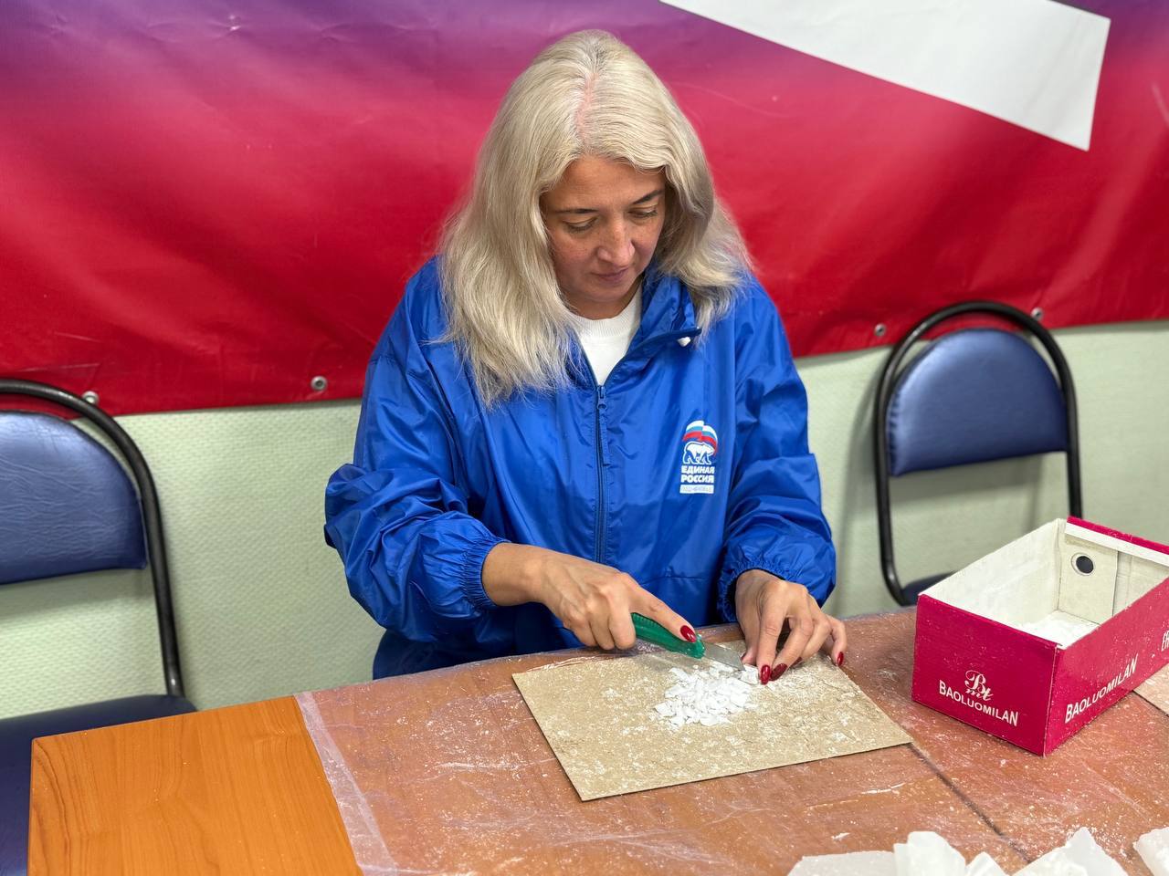 В рамках партийного проекта «Женское движение Единой России» депутат Совета депутатов Екатерина Павлова вместе с активистами Молодой гвардии изготовили окопные свечи для отправки в зону СВО В рамках партийного проекта «Женское движение Единой России» депутат Совета депутатов Екатерина Павлова вместе с активистами Молодой гвардии изготовили окопные свечи для отправки в зону СВО