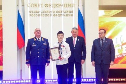 Школьнику из Подмосковья вручили медаль за мужество