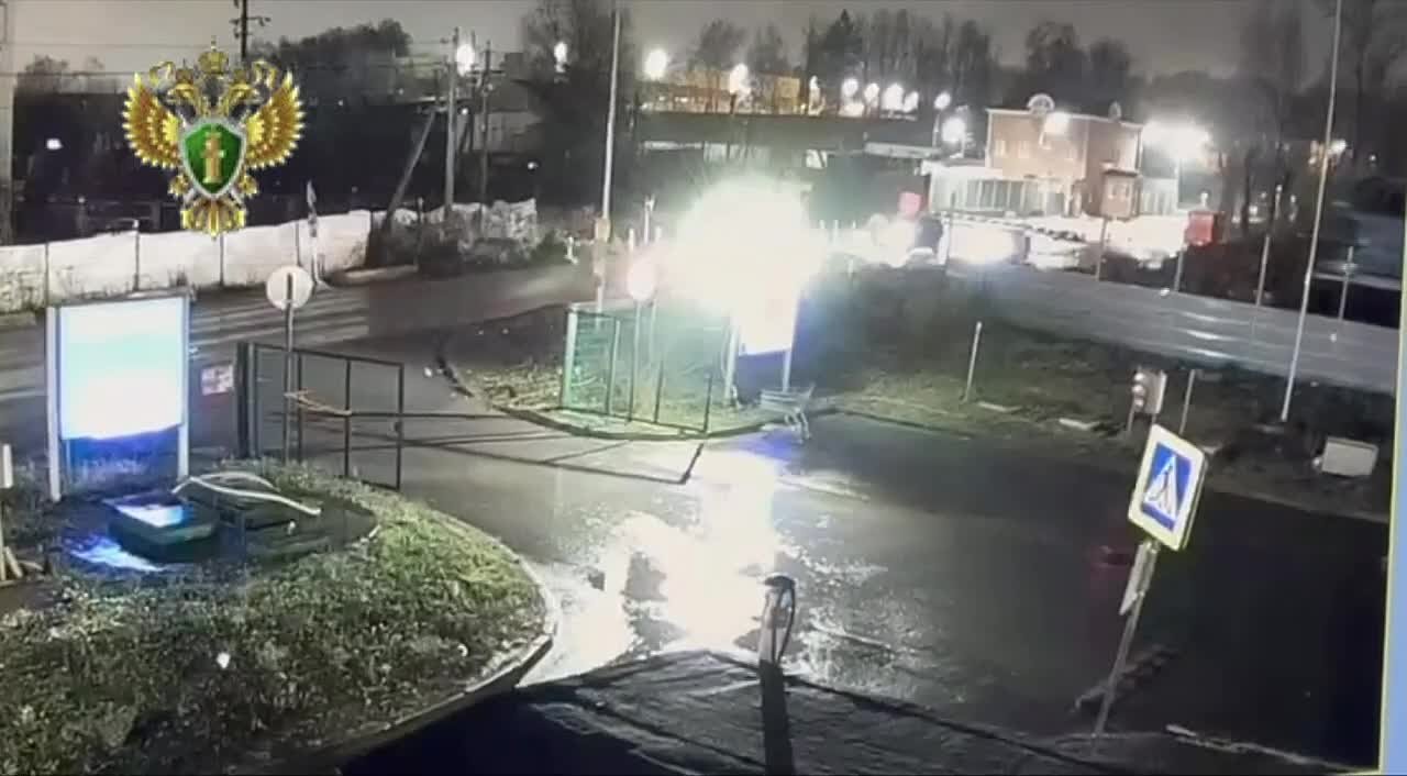 Семилетний ребенок пострадал в результате столкновения автомобиля с тепловозом на железной дороге в Подмосковье, сообщил источник РЕН ТВ