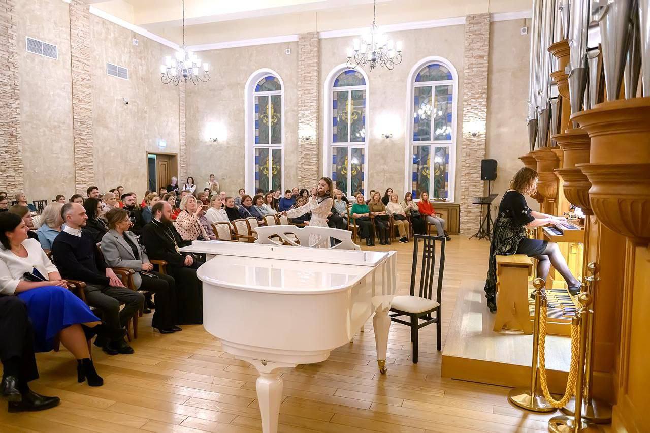 Концерт «Серафим в триединстве», который состоялся сегодня в КПЦ «Дубровицы», стал настоящим праздником музыки Концерт «Серафим в триединстве», который состоялся сегодня в КПЦ «Дубровицы», стал настоящим праздником музыки