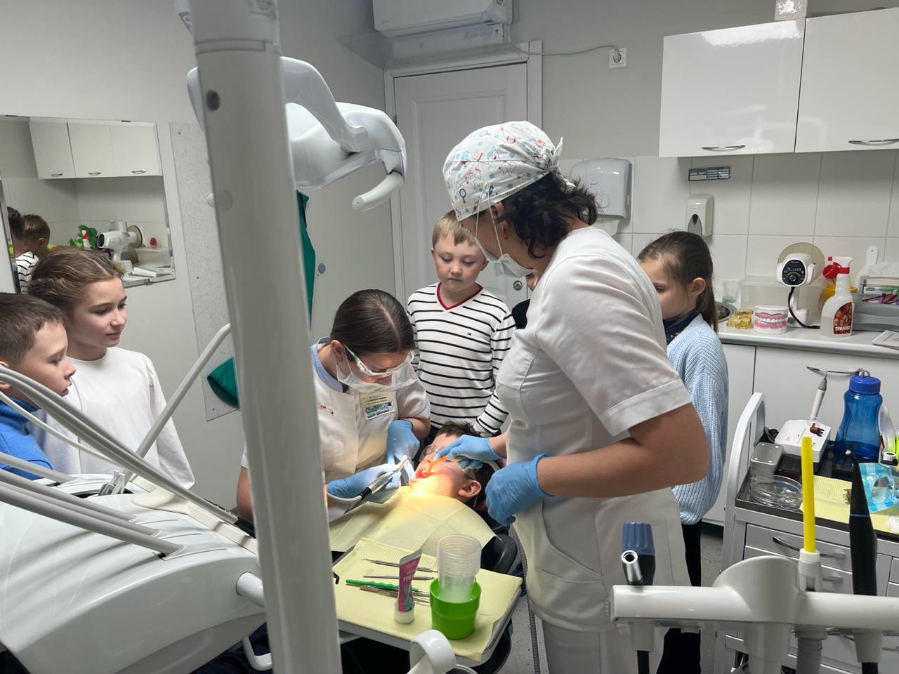 Я СТОМАТОЛОГ. Сегодня наши маленькие исследователи, ученики 2-го класса, отправились в увлекательное путешествие в стоматологию «Сибирь»! Это было не просто экскурсия, а настоящая возможность узнать много нового о здоровье... Я СТОМАТОЛОГ. Сегодня наши маленькие исследователи, ученики 2-го класса, отправились в увлекательное путешествие в стоматологию «Сибирь»! Это было не просто экскурсия, а настоящая возможность узнать много нового о здоровье...