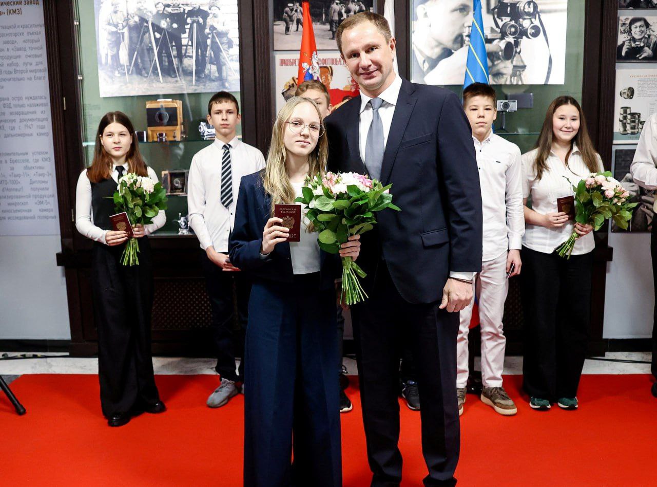 Дмитрий Волков: Подчеркивая неразрывную, прочную связь поколений, в преддверии Дня народного единства чествовали героев боевого и трудового фронта, а также наших юных жителей, которым по традиции вручили паспорта граждан... Дмитрий Волков: Подчеркивая неразрывную, прочную связь поколений, в преддверии Дня народного единства чествовали героев боевого и трудового фронта, а также наших юных жителей, которым по традиции вручили паспорта граждан...