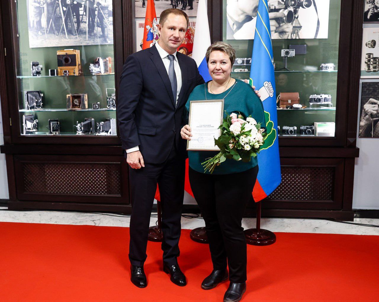 Дмитрий Волков: Подчеркивая неразрывную, прочную связь поколений, в преддверии Дня народного единства чествовали героев боевого и трудового фронта, а также наших юных жителей, которым по традиции вручили паспорта граждан... Дмитрий Волков: Подчеркивая неразрывную, прочную связь поколений, в преддверии Дня народного единства чествовали героев боевого и трудового фронта, а также наших юных жителей, которым по традиции вручили паспорта граждан...