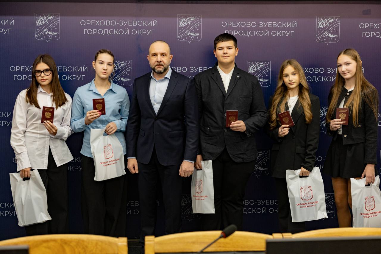 Руслан Заголовацкий: В преддверии Дня народного единства вручил паспорта пяти юным жителям округа