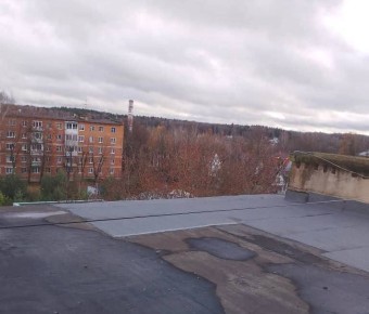 Кровельщики МБУ "Чеховское благоустройство" продолжают трудиться, чтобы ваш дом был в полном порядке, независимо от погоды за окном!