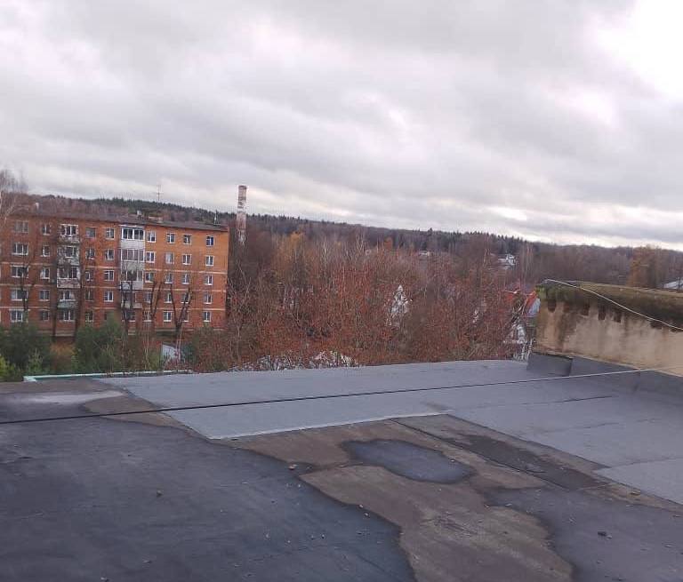 Кровельщики МБУ "Чеховское благоустройство" продолжают трудиться, чтобы ваш дом был в полном порядке, независимо от погоды за окном!