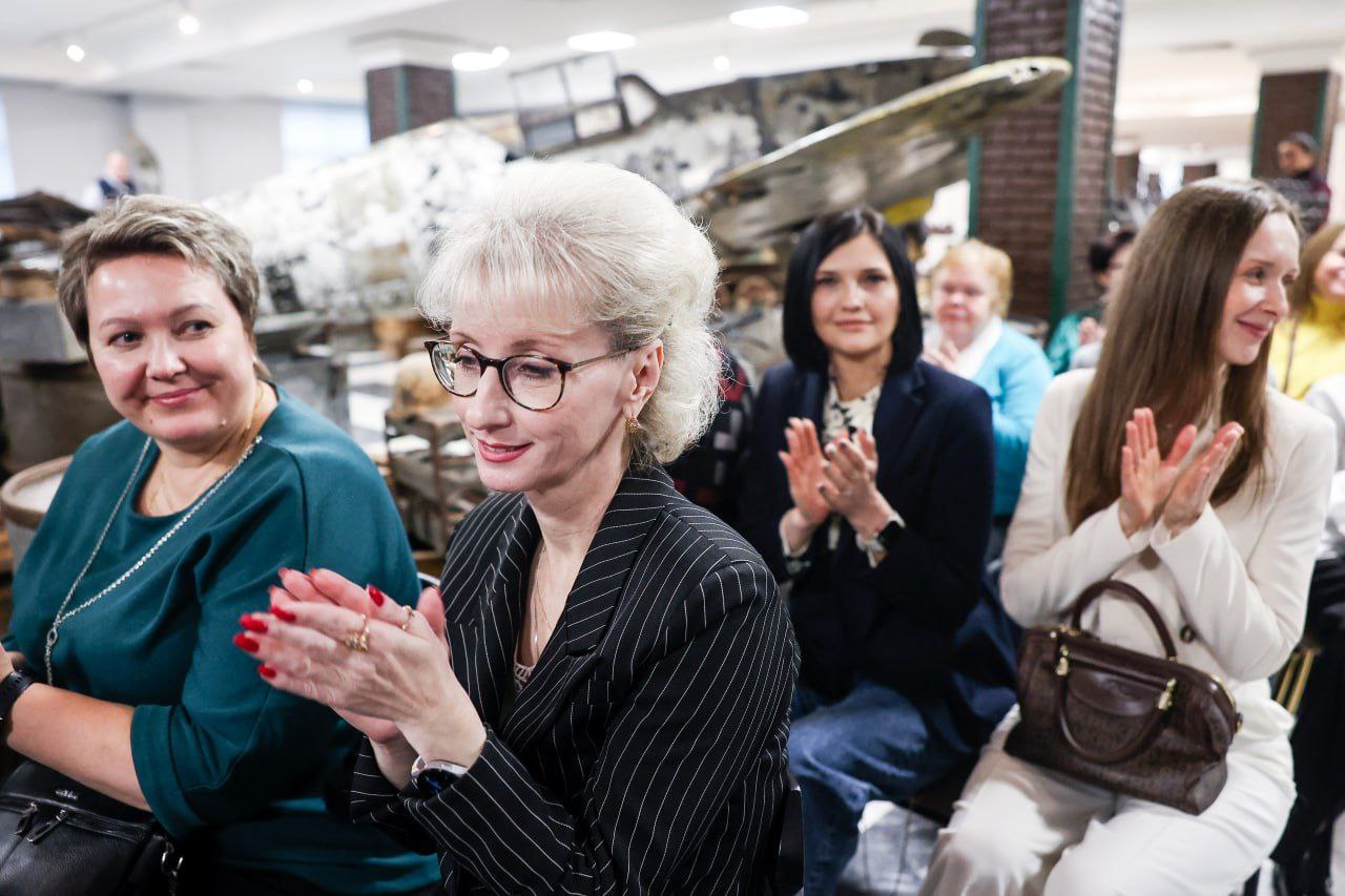 Дмитрий Волков: Подчеркивая неразрывную, прочную связь поколений, в преддверии Дня народного единства чествовали героев боевого и трудового фронта, а также наших юных жителей, которым по традиции вручили паспорта граждан... Дмитрий Волков: Подчеркивая неразрывную, прочную связь поколений, в преддверии Дня народного единства чествовали героев боевого и трудового фронта, а также наших юных жителей, которым по традиции вручили паспорта граждан...