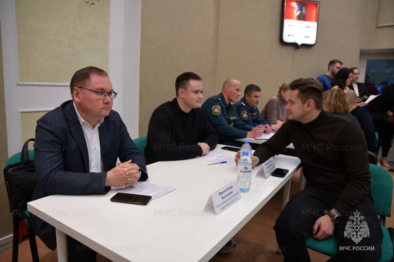 В Дмитрове сотрудники МЧС России встретились с представителями бизнес-сообщества В Дмитрове сотрудники МЧС России встретились с представителями бизнес-сообщества