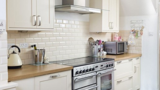 Липкий налет на кухне очистится за минуту: просто купите в аптеке этот дешевый пузырек