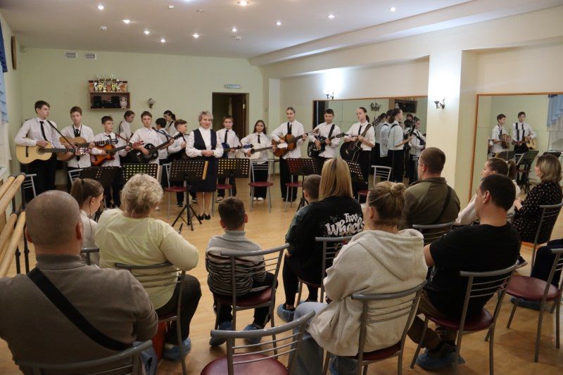 Во Дворце культуры «Юбилейный» прошел открытый урок студии игры на гитаре «Музыкальная лаборатория» под руководством Оксаны Белобородовой