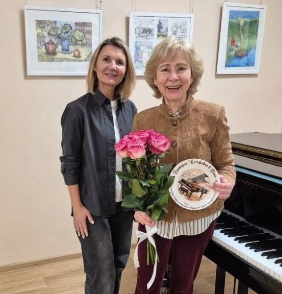 Вчера отметила юбилей заслуженный работник культуры Московской области, преподаватель по классу фортепиано в Детской школе искусств «Лира» Виктория Назарова