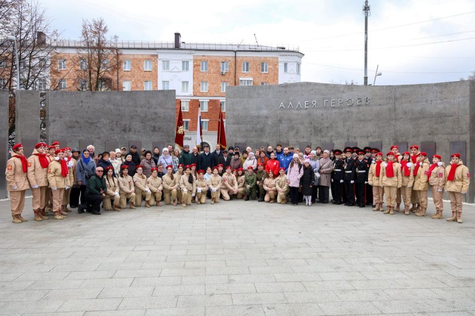 Сегодня на центральной площади города открыли Аллею Героев