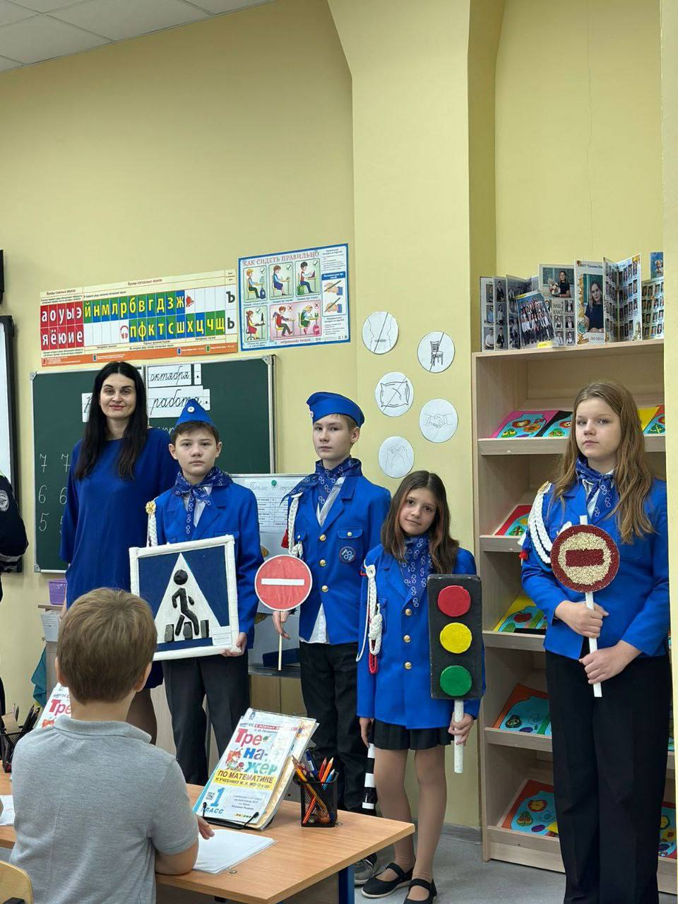 ПРОФИЛАКТИКА ДДТТ. 31 октября в МБОУ СШ №10 в гости к 1 классам пришел инспектор ДПС ОРИБДД ОМВД старший лейтенант полиции Огородников Ю.В ПРОФИЛАКТИКА ДДТТ. 31 октября в МБОУ СШ №10 в гости к 1 классам пришел инспектор ДПС ОРИБДД ОМВД старший лейтенант полиции Огородников Ю.В