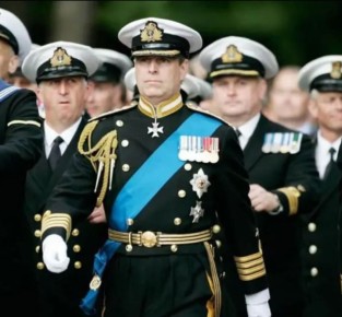 Алексей Пушков: Спасая свою подмоченную репутацию, королевский дом Виндзоров приносит в жертву своего любвеобильного члена - принца Эндрю, замешанного в скандальном деле Эпштейна и уже ставшего обьектом массы других...