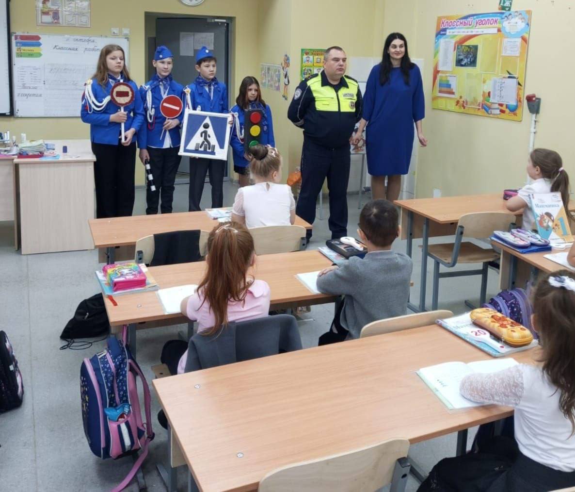 ПРОФИЛАКТИКА ДДТТ. 31 октября в МБОУ СШ №10 в гости к 1 классам пришел инспектор ДПС ОРИБДД ОМВД старший лейтенант полиции Огородников Ю.В ПРОФИЛАКТИКА ДДТТ. 31 октября в МБОУ СШ №10 в гости к 1 классам пришел инспектор ДПС ОРИБДД ОМВД старший лейтенант полиции Огородников Ю.В