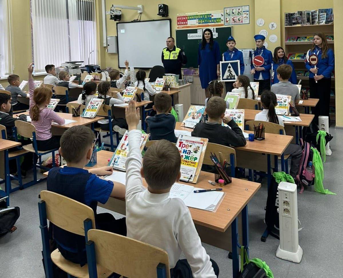 ПРОФИЛАКТИКА ДДТТ. 31 октября в МБОУ СШ №10 в гости к 1 классам пришел инспектор ДПС ОРИБДД ОМВД старший лейтенант полиции Огородников Ю.В ПРОФИЛАКТИКА ДДТТ. 31 октября в МБОУ СШ №10 в гости к 1 классам пришел инспектор ДПС ОРИБДД ОМВД старший лейтенант полиции Огородников Ю.В