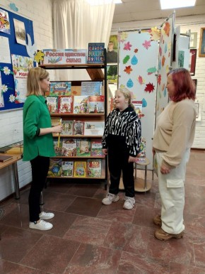 Стихотворения к празднику торжественно читали дети в чеховской библиотеке