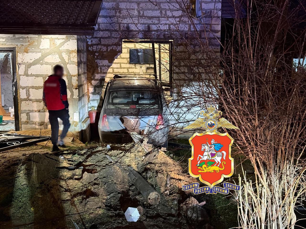 Автомобиль въехал в частный дом в Волоколамске, сообщает ГУ МВД по Московской области