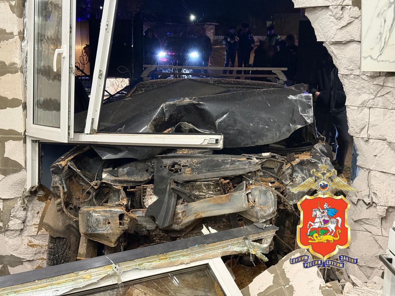 Автомобиль въехал в частный дом в Волоколамске, сообщает ГУ МВД по Московской области Автомобиль въехал в частный дом в Волоколамске, сообщает ГУ МВД по Московской области