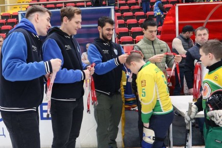 Обуховские хоккеисты взяли серебро на турнире по хоккею с мячом Мемориал Георгия Канарейкина в ЛД «Крылатское»