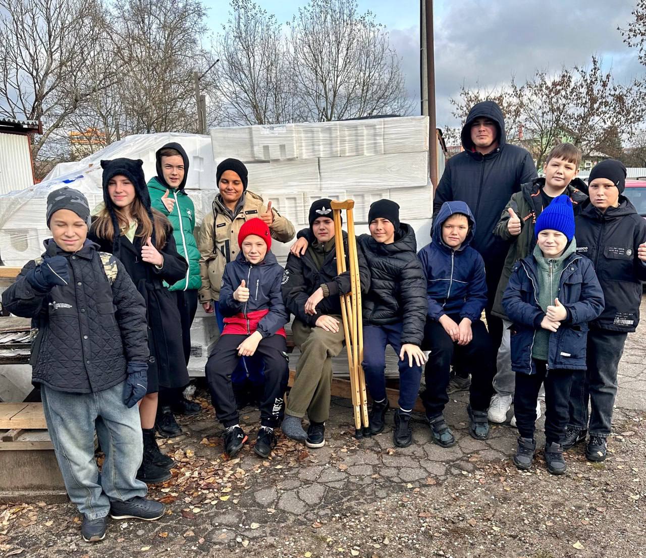 Ученики шестого прокадетского класса МБОУ Лицей № 1 в Нахабино в свободное от учёбы время помогают в создании маскировочных сетей и окопных свечей на базе храма Покрова Пресвятой Богородицы Ученики шестого прокадетского класса МБОУ Лицей № 1 в Нахабино в свободное от учёбы время помогают в создании маскировочных сетей и окопных свечей на базе храма Покрова Пресвятой Богородицы