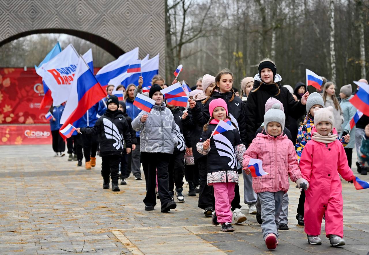 В Ступино отметили День народного единства флешмобом, творческими и спортивными мастер-классами В Ступино отметили День народного единства флешмобом, творческими и спортивными мастер-классами