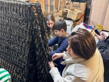 Ученики шестого прокадетского класса МБОУ Лицей № 1 в Нахабино в свободное от учёбы время помогают в создании маскировочных сетей и окопных свечей на базе храма Покрова Пресвятой Богородицы Ученики шестого прокадетского класса МБОУ Лицей № 1 в Нахабино в свободное от учёбы время помогают в создании маскировочных сетей и окопных свечей на базе храма Покрова Пресвятой Богородицы