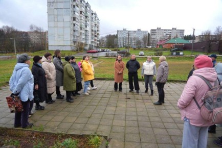Сегодня в посёлке Скоропусковский состоялась встреча с жителями, на которой обсуждались перспективы благоустройства территории у дома №32