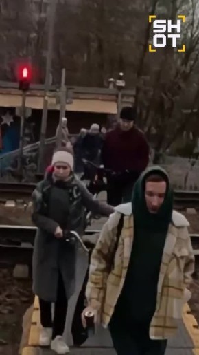 Девушка в последнюю секунду оттащила бабушку, которая чуть не попала под колёса электрички в Подмосковье