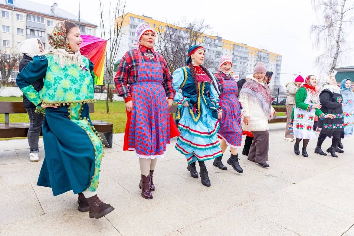 Такая большая, многонациональная и дружная! Такая большая, многонациональная и дружная!