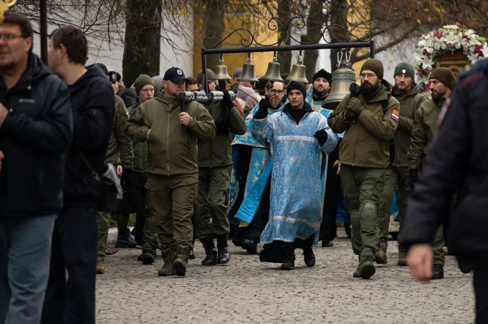 Традиционный крестный ход, приуроченный к Дню народного единства и празднованию Казанской иконы Божией Матери, состоялся в исторической части Коломны Традиционный крестный ход, приуроченный к Дню народного единства и празднованию Казанской иконы Божией Матери, состоялся в исторической части Коломны