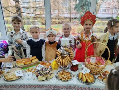 НОВОСТИ. Накануне Дня народного единства в 7-ой гимназии прошла необычная ярмарка «Кухни народов России»