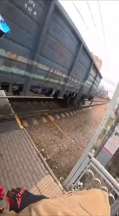 Девушка спасла жизнь пенсионерке, которая чуть не попала под электричку