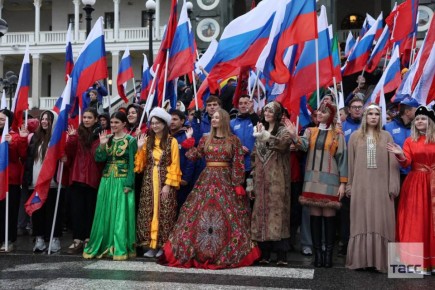 Флешмоб в честь Дня народного единства проходит на Северном речном вокзале в Москве